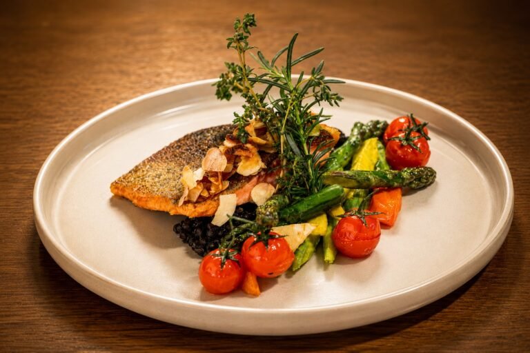Gebratenes Fischfilet mit knuspriger Haut, Gemüse und Kirschtomaten